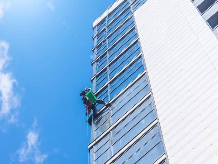 Thailand Woman cut rope holding painters 26 floors high பாதுகாப்பு கயிறை கடுப்பில்  கட் செய்த பெண்.. 26வது மாடியில் தொங்கியவாறு ஊசலாடிய பெயிண்டர்கள்!