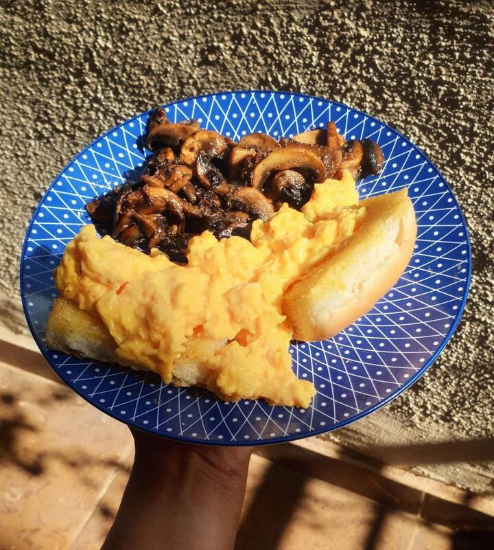 Soft scrambled eggs with sautéed mushrooms : अंड आणि मशरूमचं कॉम्बिनेशन म्हणजे परिपूर्ण नाश्ता; एकदा ट्राय करायलाच हवा! (Photo Credit : @ur_average_foodie)