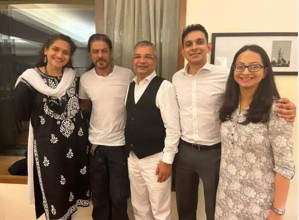 Shahrukh Khan first photo released after son Aryan Khan Bail Lawyer Satish Maneshinde welcome this verdict Aryan Khan Bail: मुलगा आर्यनला जामीन मिळाल्यानंतर शाहरुख खानचा पहिला फोटो समोर, काय म्हणाले सतीश मानशिंदे?