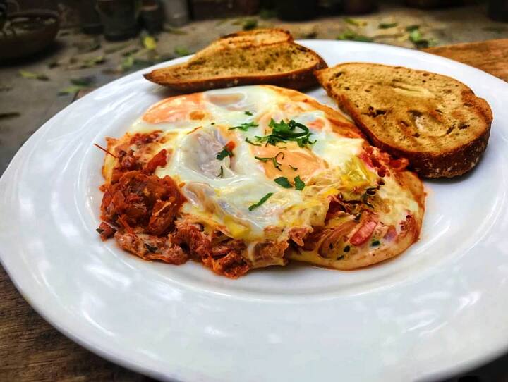 Baked eggs : आपण अंड जसं तळून खातो त्याऐवजी जर ते ओव्हनमध्ये बेक केलं तरी ते तेवढंच चविष्ट आणि healthy बनतं..(Photo Credit : @ur_average_foodie