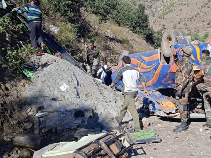 Jammu Kashmir: जम्मू कश्मीर के डोडा में बेकाबू होकर मिनी बस खाई में गिरी, आठ लोगों की मौत