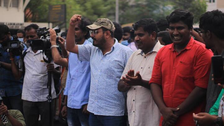 நீட் தேர்வு அமலுக்கு வருவதற்கு முன்பு தமிழ்நாட்டில் உள்ள மருத்துவ கல்லூரிகளில் தமிழ்வழியில் பயின்ற மாணவர்கள் 2010ம் ஆண்டு முதல் 2016ம் ஆண்டு வரை 3 ஆயிரத்து 646 பேர் சேர்ந்துள்ளனர். ஆனால், நீட் தேர்வு அமல்படுத்தப்பட்ட 2017ம் ஆண்டு முதல் கடந்தாண்டு வரை தமிழ்வழியில் பயின்ற 545 மாணவர்கள் மட்டுமே மருத்துவ படிப்பில் சேர்ந்துள்ளனர்.