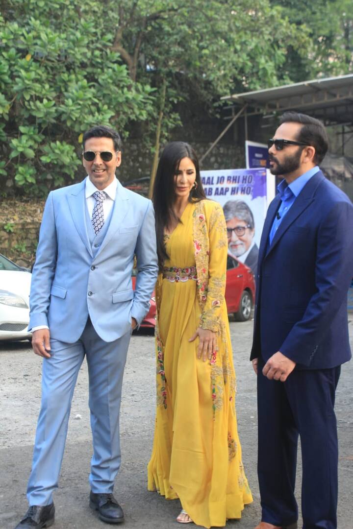 वहीं अक्षय और कटरीना के साथ सूर्यवंशी के निर्देशक रोहित शेट्टी भी पहुंचे थे. अक्षय और रोहित दोनों ही फॉर्मल आउटफिट में दिखे.