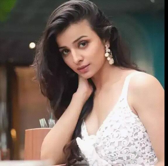 एक्टिंग के अलावा महिमा मॉडलिंग और डांस दोनों ही करती हैं. साल 2017 में महिमा ने वेंकटपुरम फिल्म से तेलुगु सिनेमा में डेब्यू किया था.