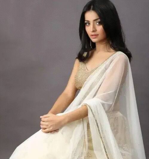 जब महिमा मकावाना महज 5 साल की थी तभी उनके पिता ने दुनिया को अलविदा कह दिया था. महिमा के पिता कंस्ट्रक्शन के बिजनेस में थे. उसके बाद महिमा की मां ने उन्हें और उनके बड़े भाई को पाला.