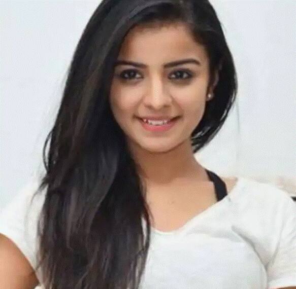 महिमा मकवाना ने महज 10 साल की उम्र से ही काम करना शुरू कर दिया था. उन्हें पहला ब्रेक मोहे रंग दे शो में मिला था.