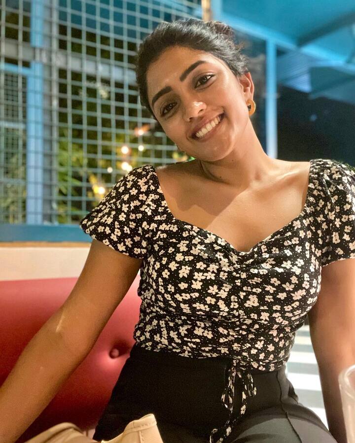 (Image Credit/ yourseesha Instagram)‘అంతకు ముందు ఆ తర్వాత’, ‘అమీ తుమీ’ ‘అ’, ‘అరవింద సమేత’ సినిమాలు ఇషారెబ్బా కు గుర్తింపు తెచ్చిపెట్టాయి. ఈ సినిమాలన్నీ ‘అ’తోనే మొదలు కావడం ఓ విశేషం అయితే అన్నీ హిట్ టాక్ తెచ్చుకున్న సినిమాలే. అయినప్పటికీ అమ్మడికి ఆశించిన స్థాయిలో గుర్తింపు రాలేదు. అటు సోషల్ మీడియాలో మాత్రం యాక్టివ్ గా ఉండే బ్యూటీ  ఎప్పటికప్పుడు హాట్ ఫొటోస్ షేర్ చేస్తుంటుంది. తాజాగా పూల టాప్ తో షేర్ చేసిన ఫొటోల్లో ఇషారెబ్బా ఏముందబ్బా అనిపిస్తోంది.