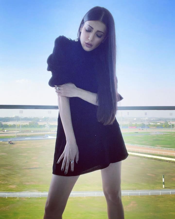 (Image Credit/ Shrutzhaasan Instagram) రీసెంట్ గా మాస్ మహారాజా రవితేజ యాక్షన్ ఎంటర్ టైనర్ `క్రాక్`లో నటించి హిట్టందుకుంది. `సలార్` లో ప్రభాస్ తో కలసి నటించే ఛాన్స్ దక్కించుకుంది. ఈ మూవీ కూడా హిట్టైతే మళ్లీ స్టార్ హీరోయిన్ స్టేటస్ ఎంజాయ్ చేయనుంది శ్రుతి.