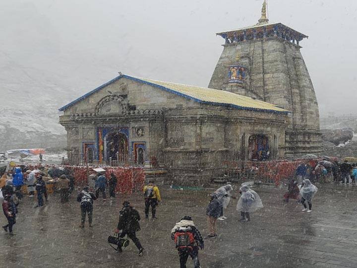 Snowfall in kedarnath dham, devotee enjoying the season ann Kedarnath Dham: कपाट बंद होने से पहले केदरानाथ धाम में जमकर हुई बर्फबारी, श्रद्धालुओंं ने लिया आनंद