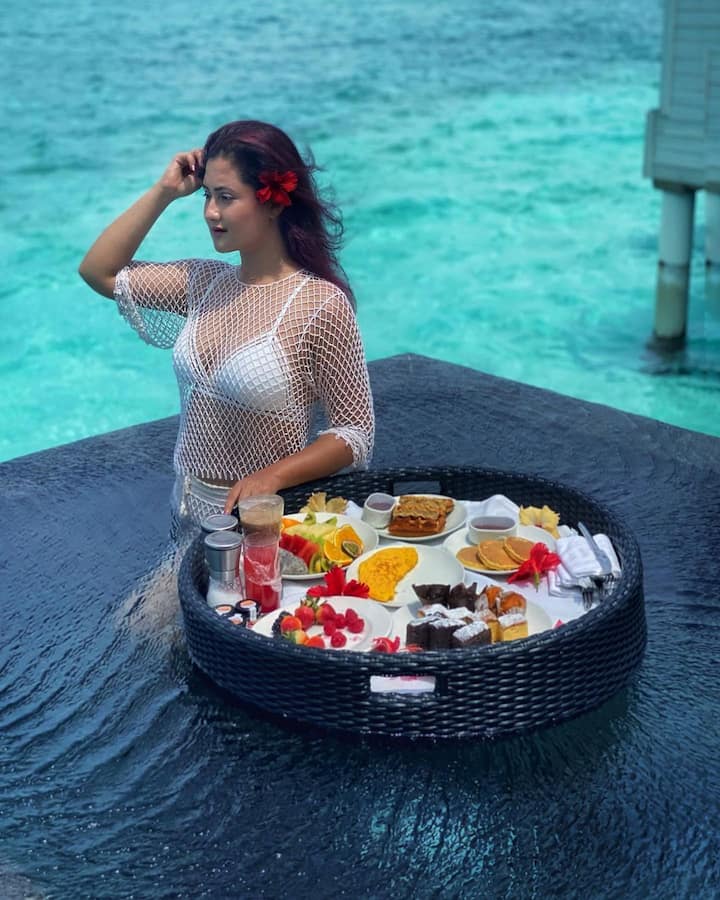 हाल ही में रश्मि ने अपनी समंदर किनारे बने स्विमिंग पूल में खींची गईं कुछ तस्वीरें शेयर की हैं जिनमें वह फ्लोटिंग ब्रेकफास्ट एन्जॉय करती नज़र आ रही हैं.