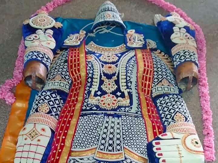 Karur Kalyana Venkatramana Swamy Muthangi Dress கரூர்: தான்தோன்றி மலை பெருமாளுக்கு 5 லட்சம் மதிப்பில் முத்தங்கி ஆடையை வழங்கிய சென்னை பக்தர்