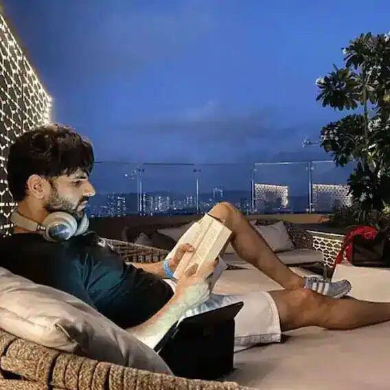 घर में प्राइवेट टैरेस से लेकर खूबसूरती बालकनी है जहां से मुंबई का दिलकश नजारा दिखाई देता है. इसके अलावा दिव्यांका ने घर में काफी खर्चा किया है. (फोटो – सोशल मीडिया)