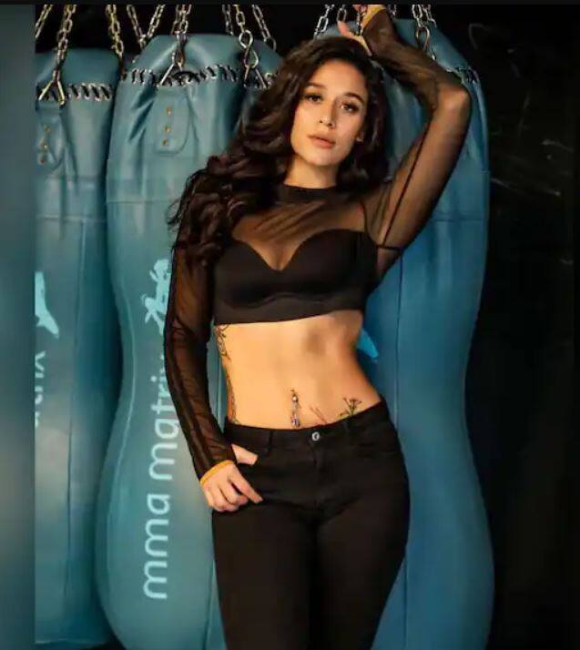 ਬਾਲੀਵੁੱਡ ਦੇ ਮਸ਼ਹੂਰ ਅਭਿਨੇਤਾ ਟਾਈਗਰ ਸ਼ਰਾਫ ਦੀ ਭੈਣ ਕ੍ਰਿਸ਼ਨਾ ਸ਼ਰਾਫ ਅਕਸਰ ਆਪਣੇ ਲੁੱਕ ਅਤੇ ਸਟਾਈਲ ਕਾਰਨ ਸੁਰਖੀਆਂ 'ਚ ਬਣੀ ਰਹਿੰਦੀ ਹੈ।