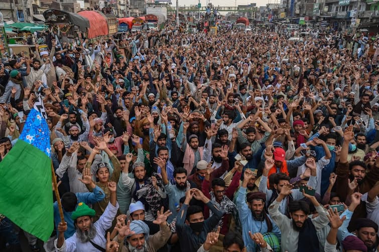 Violence in Pakistan: इस्लामाबाद को घेरने निकली हजारों की भीड़, TLP की इन दो मांगों की वजह से बिगड़े हालात