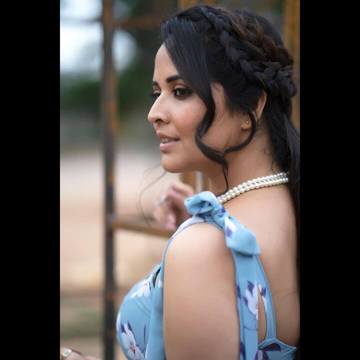 (Image Credit/ Anasuya Bharadwaj Instagram ) మా ఎన్నికల సమయంలో అనసూయ హాట్ టాపిక్ అయ్యింది. ఆమె వస్త్రధారణని కామెంట్ చేసిన కోటా శ్రీనివాసరావుపై మండిపడింది. మా ఎన్నికల్లో ప్రకాష్ రాజ్ ప్యానల్ తరుపున పోటీ చేసి ఓటమి పాలైన అనసూయ.. మొదటి గెలిచానని ఆ తరువాత ఓడిపోయానని ఎందుకు చెప్పారంటూ మీడియాపై ఫైర్ అయ్యింది.