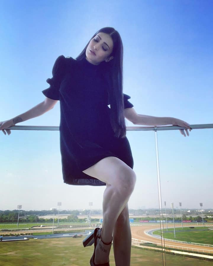 (Image Credit/ Shrutzhaasan Instagram) తాజాగా తన ఇన్ స్టా అకౌంట్లో శృతి షేర్ చేసిన ఫొటోస్ నెట్టింట్లో సందడి చేస్తున్నాయి. బ్లూ కలర్ షార్ట్ ఫ్రాక్ లో ఏదో లోకంలో విహరిస్తున్నట్టుంది.