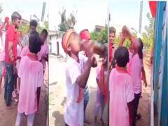 Watch Video: மதுபானத்தை மடக்கு மடக்கு என குடிக்கும் சிறுவர்கள்... தெலுங்கானா தேர்தல் பிரச்சாரத்தில் அதிர்ச்சி!