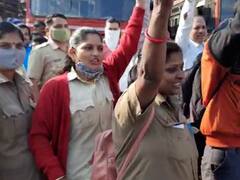 ST Workers Strike : लालपरीची चाकं थांबली! एसटी कर्मचाऱ्यांचे काम बंद, प्रवाशांची तारांबळ