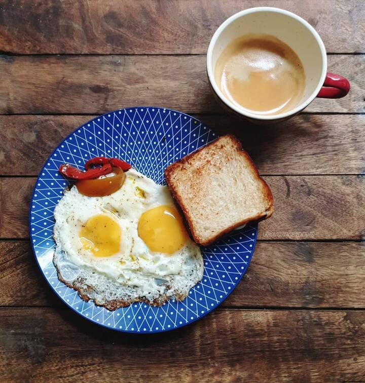 Sunny side up : हा पदार्थ तुम्ही खाल्ला नसेल तर तुम्ही अंड खाल्लचं नाही! फक्त एका बाजूने शिजलेलं अंड आणि त्यावर घातलेली लाल मिर्ची चवीला अनेक खवय्यांच्या पसंतीचं आहे..(Photo Credit : @ur_average_foodie)