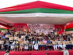 UP Election 2022: अखिलेश यादव ने आजमगढ़ में मेधावी छात्रों को बांटा लैपटॉप, CM योगी आदित्‍यनाथ पर कसा तंज