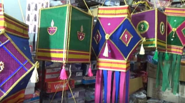 याच खणाच्या साडीच्या ट्रेंडचा मात्र साताऱ्यातील काही महिलांनी चांगलाच उपयोग केला.