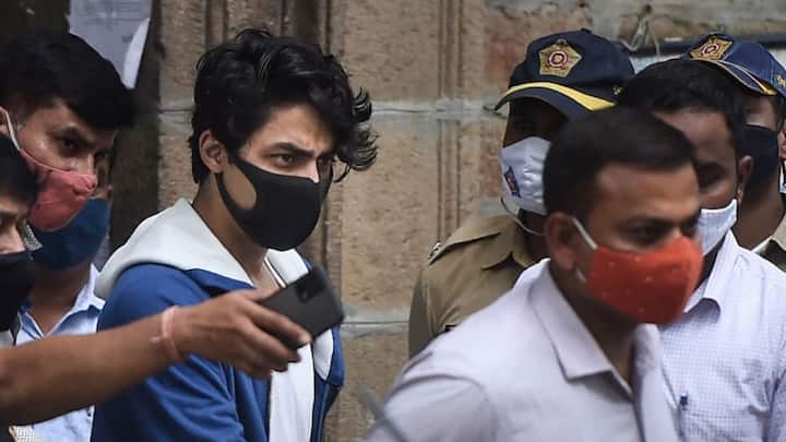 মাদক মামলায় গ্রেফতার হওয়ার পর একাধিকবার জামিনের আবেদন খারিজ হয়ে যায় আরিয়ান খানের।