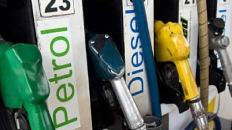 Fuel Price Today Petrol Diesel Rate fuel rate unchanged on 11 November 2021 check fuel prices in your City Petrol Diesel Prices Today 11 Nov: ਕੱਚੇ ਤੇਲ 'ਚ ਇੱਕ ਵਾਰ ਫਿਰ ਭਾਰੀ ਗਿਰਾਵਟ, ਜਾਣੋ ਕੀ ਘੱਟਣਗੀਆਂ ਪੈਟਰੋਲ-ਡੀਜ਼ਲ ਦੀਆਂ ਕੀਮਤਾਂ
