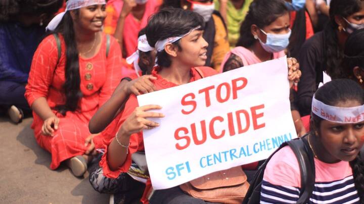 தமிழக சட்டமன்ற தீர்மானத்திற்கு ஆளுநர் ஒப்புதல் அளிக்க வேண்டும் என்பதை வலியுறுத்தி, மாணவர்கள் சங்கம் தமிழ்நாடு குழு ஆளுநர் மாளிகையை முற்றுகையிட்டு போராட்டத்தில் ஈடுபட்டனர்