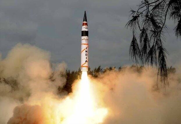 India successfully test-fires surface-to-surface ballistic missile Agni-5 ANN LAC पर तनाव के बीच अग्नि-5 मिसाइल का सफल परीक्षण, 5 हजार किलोमीटर तक मार करने में है सक्षम