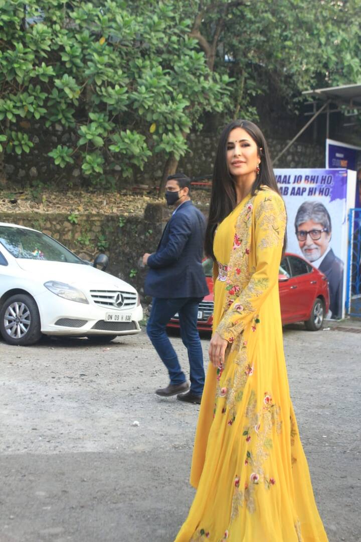 सूर्यवंशी दीवाली के ठीक एक दिन बाद 5 नवंबर को रिलीज होगी. फैंस इस फिल्म का बेसब्री से इंतजार कर रहे हैं. सिनेमाघरों में फिल्म को रिलीज किया जाएगा.