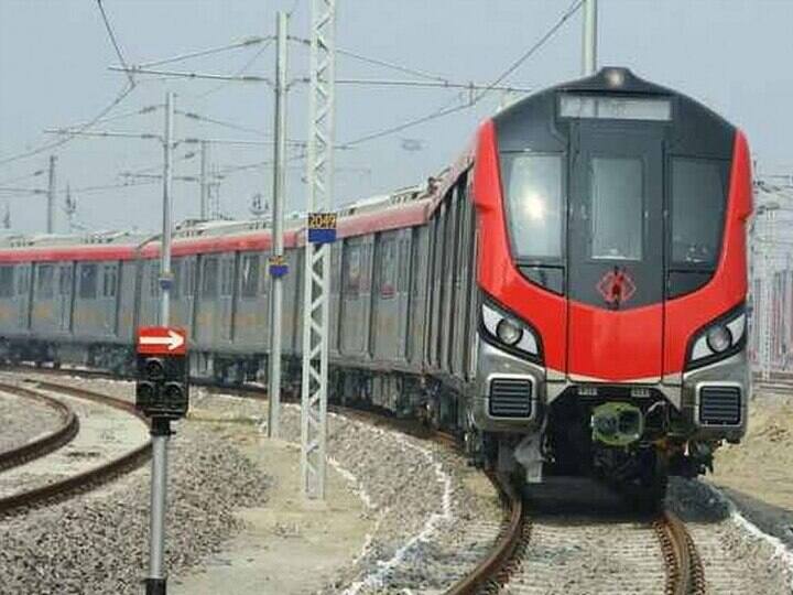 Lucknow Metro gave the facility of charging the phone to the passengers in the train itself. लखनऊ: अगर मेट्रो में सफर के दौरान बैटरी हो गई है डाउन तो ना लें टेंशन, ट्रेन में ही करें फोन चार्ज