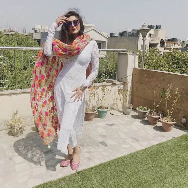 वेस्टर्न हो या इंडियन, मुनमुन की हर लुक में तस्वीरें काफी खूबसूरत हैं. वह कई ग्लैमरस आउटफिट्स में पोज़ देती नज़र आ रही हैं.