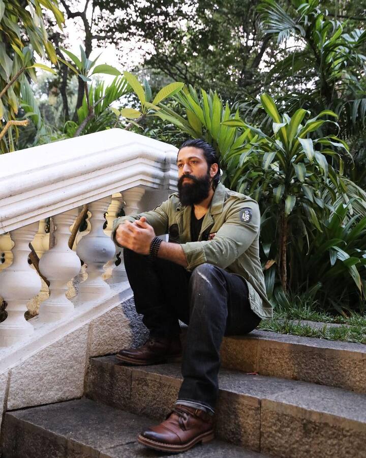 గాయకుడిగా కూడా యష్ సినీపరిశ్రమకు సుపరిచితుడు.(Image Credit/yash Instagram)