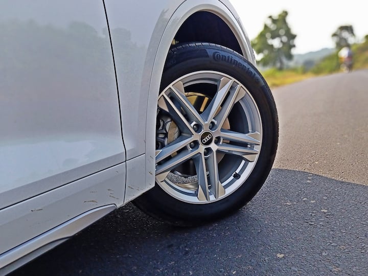 यह ड्राइविंग में आसानी पर ध्यान देने के साथ अपनी क्लास में आसान ड्राइविंग एक्सपीरिएंस में से एक है. कुछ खाली सड़कों के साथ डायनामिक मोड Q5 को एक अलग बनाता है. इंजन का पावर दिखाता है कि ये काफी फास्ट है शायद पेट्रोल सेगमेंट में अपनी प्रतिद्वंद्वियों की तुलना में तेज है. स्टीयरिंग थोड़ा बहुत हल्का है, लेकिन नई Q5 अपने पुराने मॉडल की तुलना में बहुत अधिक फास्ट है. एक और पहलू है इसकी राइडिंग क्वालिटी और सस्पैंशन. हमनें कुछ हल्की ऑफ-रोडिंग भी की और Q5 ने अपने पर्याप्त ग्राउंड क्लीयरेंस से हमें चौंका दिया.