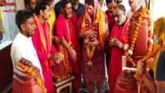 UP Chunav 2022: Priyanka Gandhi ने मां पीतांबरा से लिया 'जीत' का आशीर्वाद | Khabrein Tabadtod