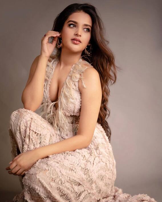 Nidhhi Agerwal Pics: తెల్ల చీరలో ‘ఇస్మార్ట్’ బ్యూటీ.. కేకో కేకహా!