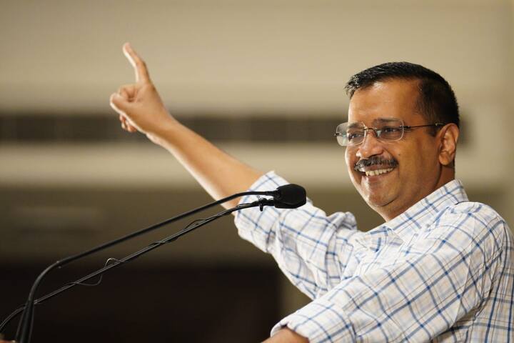 ਦੂਸਰਾ ਐਲਾਨ ਕਰਦਿਆਂ ਕੇਜਰੀਵਾਲ ਨੇ ਕਿਹਾ ਕਿ ਦਿੱਲੀ ਵਾਂਗ ਪੰਜਾਬ ਵਿੱਚ ਵੀ ਇੱਕ ਇਮਾਨਦਾਰ ਸਰਕਾਰ ਦੇਵਾਂਗੇ।
ਕੇਜਰੀਵਾਲ ਨੇ ਪੰਜਾਬ ਵਾਸੀਆਂ ਨੂੰ ਅਪੀਲ ਕੀਤੀ, ''ਪੰਜਾਬ ਨੇ ਕਾਂਗਰਸ, ਅਕਾਲੀ ਦਲ ਤੇ ਭਾਰਤੀ ਜਨਤਾ ਪਾਰਟੀ ਨੂੰ ਪੰਜਾਬ 'ਚ ਸਰਕਾਰ ਬਣਾਉਣ ਦੇ ਬਹੁਤ ਮੌਕੇ ਦਿੱਤੇ ਹਨ, ਪਰ ਹੁਣ ਇੱਕ ਮੌਕਾ ਆਮ ਆਦਮੀ ਪਾਰਟੀ ਨੂੰ ਦੇ ਕੇ ਦੇਖੋ। ਇੱਕ ਵਾਰ ਮੌਕਾ ਦੇਵੋ ਫਿਰ ਦਿੱਲੀ ਵਾਂਗ 'ਆਪ' ਦੀ ਸਰਕਾਰ ਨੂੰ ਕੋਈ ਵੀ ਹਿਲਾ ਨਹੀਂ ਸਕੇਗਾ।