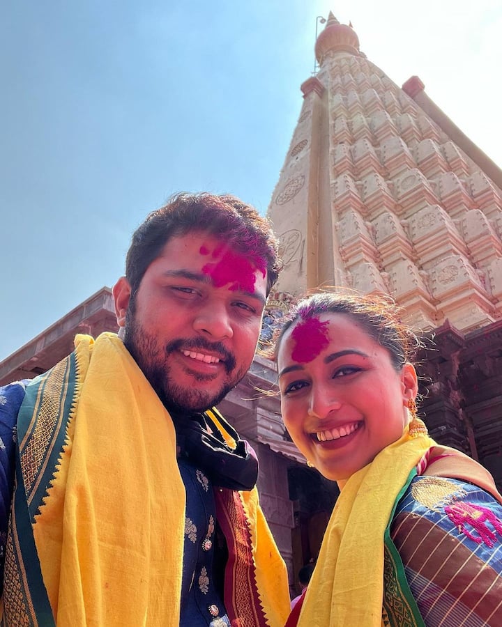 सुयश टिळक आणि आयुषी भावे यांचा नुकताच लग्न सोहळा पार पडला, आयुषी आणि सुयशच्या चाहत्यांनी आणि मित्र-मैत्रिणींनी त्यांच्यावर शुभेच्छांचा वर्षाव केलाय.. (Photo:@suyashtlk/IG)