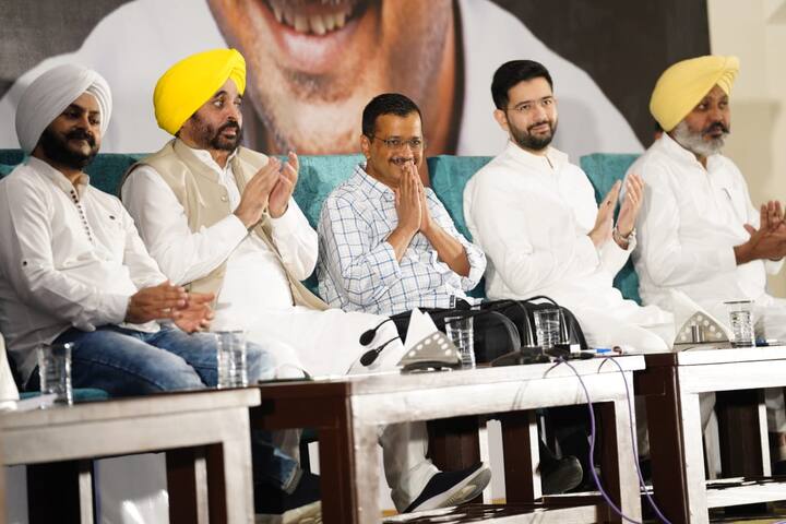 ਇਸ ਮੌਕੇ ਮੰਚ 'ਤੇ ਸੂਬਾ ਪ੍ਰਧਾਨ ਅਤੇ ਸੰਸਦ ਮੈਂਬਰ ਭਗਵੰਤ ਮਾਨ, ਪੰਜਾਬ ਮਾਮਲਿਆਂ ਦੇ ਇੰਚਾਰਜ ਜਰਨੈਲ ਸਿੰਘ, ਸਹਿ-ਇੰਚਾਰਜ ਰਾਘਵ ਚੱਢਾ,ਵਿਰੋਧੀ ਧਿਰ ਦੇ ਨੇਤਾ ਹਰਪਾਲ ਸਿੰਘ ਚੀਮਾ ਮੌਜੂਦ ਸਨ।