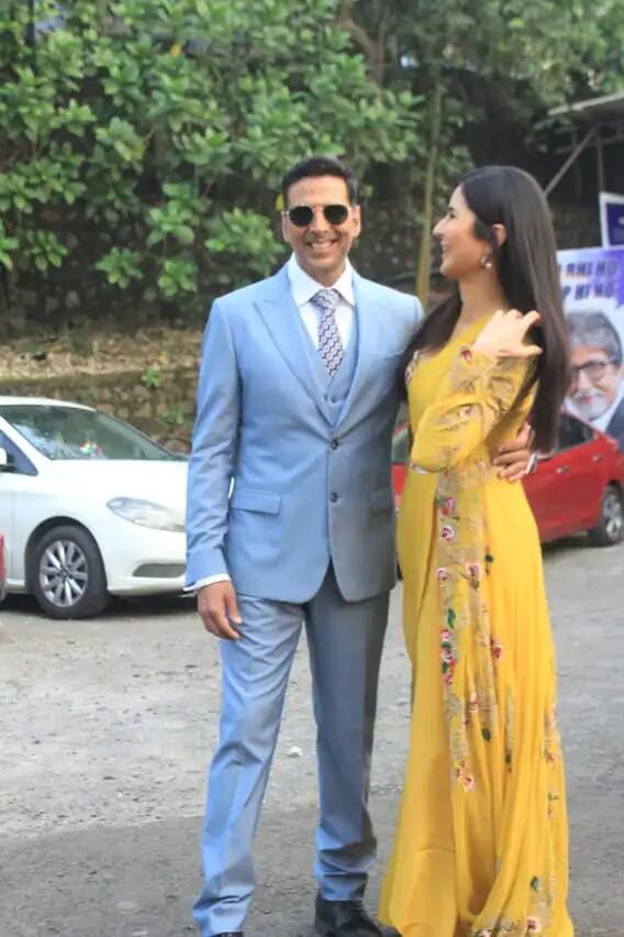 ભલે મીડિયામાં જે પણ ખબરો આવી રહી છે, પરંતુ એક્ટ્રેસ હાલમાં પોતાની અપકમિંગ ફિલ્મ સૂર્યવંશીને લઇને પ્રમૉશનમાં જોડાયેલી છે. આજે આ સિલસિલામાં તે અક્ષય કુમાર સાથે સ્પૉટ થઇ.