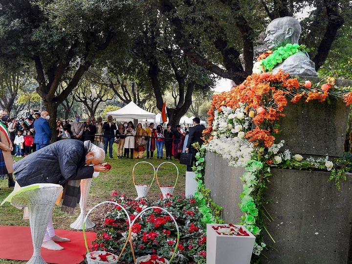 PM Modi Pays Floral Tribute To Mahatma Gandhi In Italy, Get Rousing Welcome From Indian Diaspora PM Modi Pays Floral Tribute To Mahatma Gandhi In Italy, Gets Rousing Welcome From Indian Diaspora