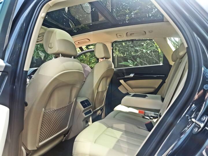 केबिन के साथ अंदर आना काफी आसान है. इसमें क्वालिटी और टेक्नोलॉजी का कमाल का कॉम्बिनेशन है. केबिन में हर चीज़ के लिए जगह बनाई गई है, जिसमें चाबी भी शामिल है. हाई क्वालिटी वाले प्लास्टिक के साथ ये काफी बेहतरीन है. हालांकि केबिन में अक्सर कठोर प्लास्टिक का उपयोग होते देखा जाता है. ऑडी की सभी नई कारों की तरह डिजिटल इंस्ट्रूमेंट क्लस्टर भी है. नया 10.1 इंच का टचस्क्रीन पिछली Q5 की तुलना में सबसे बड़ा बदलाव है.