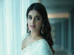 Niddhi Agerwal pics: வெள்ளை புடவையில் தேவதையாய் மிளிரும் சிம்பு பட நடிகை..!