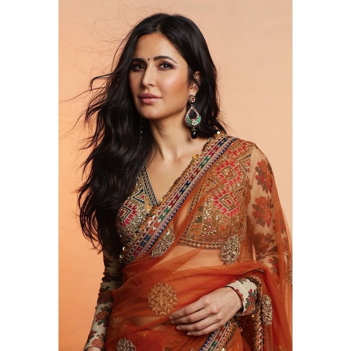 वैसे,कैटरीना इन दिनों सूर्यवंशी से ज्यादा अपनी पर्सनल लाइफ के चलते सुर्खियों में हैं. मीडिया रिपोर्ट्स के मुताबिक, कैटरीना बॉलीवुड एक्टर विक्की कौशल से 7-9 दिसंबर के बीच सात फेरे लेने वाली हैं. कहा जा रहा है कि दोनों राजस्थान में डेस्टिनेशन वेडिंग करने वाले हैं. इन खबरों पर अब तक कैटरीना और विक्की का कोई ऑफिशियल कंफर्मेशन नहीं आया है.