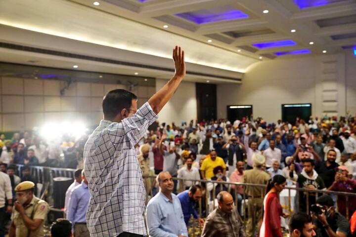 ਚੰਨੀ ਸਰਕਾਰ 'ਤੇ ਤੰਜ ਕਸਦਿਆਂ ਕੇਜਰੀਵਾਲ ਨੇ ਕਿਹਾ ਕਿ ਆਮ ਆਦਮੀ ਦੀ ਨਕਲ ਕਰਨਾ ਆਸਾਨ ਹੈ, ਪਰ ਅਮਲ ਕਰਨਾ ਮੁਸ਼ਕਿਲ ਹੈ, ਕਿਉਂਕਿ ਮੁੱਖ ਮੰਤਰੀ ਚਰਨਜੀਤ ਸਿੰਘ 'ਆਪ ਸਰਕਾਰ' ਦੇ ਕੰਮਾਂ ਨੂੰ ਦੇਖ ਇੰਸਪੈਕਟਰੀ ਰਾਜ ਖ਼ਤਮ ਕਰਨ, ਵਪਾਰੀਆਂ ਨੂੰ ਭਾਗੀਦਾਰ ਬਣਾਉਣ ਅਤੇ ਉਦਯੋਗਾਂ ਨੂੰ ਸਹੂਲਤਾਂ ਦੇਣ ਦਾ ਐਲਾਨ ਤਾਂ ਜ਼ਰੂਰ ਕਰਦੇ ਹਨ, ਪਰ ਅਮਲ ਨਹੀਂ ਕਰਦੇ। ਉਨਾਂ ਦੋਸ਼ ਲਾਇਆ ਕਿ ਚੰਨੀ ਸਰਕਾਰ ਕੋਲ ਨਾ ਚੰਗੀ ਨੀਅਤ ਅਤੇ ਨਾ ਹੀ ਚੰਗੀ ਨੀਤੀ ਹੈ। ਇਸ ਕਾਰਨ ਪੰਜਾਬ ਵਿੱਚ ਕਰੀਬ 2700 ਹੋਟਲ ਬੰਦ ਹੋ ਗਏ ਅਤੇ ਹਜ਼ਾਰਾਂ ਉਦਯੋਗ ਪੰਜਾਬ ਤੋਂ ਬਾਹਰ ਚਲੇ ਗਏ।