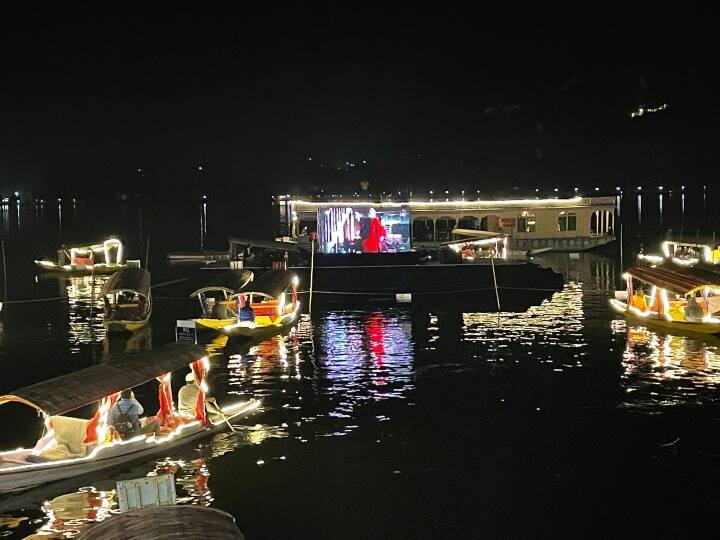 Asia's First Floating Cinema was inaugurated in a colorful ceremony at Dal Lake in Srinagar on the last day of the iconic festival ANN Jammu Kashmir News: श्रीनगर में एशिया का पहला 'फ्लोटिंग सिनेमा' शुरू, संगीतमय फव्वारा और लेजर शो से रौशन हो उठी डल झील