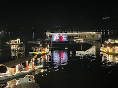 Jammu Kashmir News: श्रीनगर में एशिया का पहला 'फ्लोटिंग सिनेमा' शुरू, संगीतमय फव्वारा और लेजर शो से रौशन हो उठी डल झील