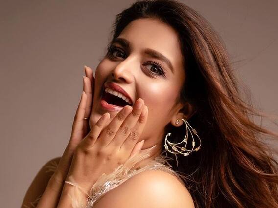 Nidhhi Agerwal Pics: తెల్ల చీరలో ‘ఇస్మార్ట్’ బ్యూటీ.. కేకో కేకహా! Nidhhi Agerwal Pics: తెల్ల చీరలో ‘ఇస్మార్ట్’ బ్యూటీ.. కేకో కేకహా!
