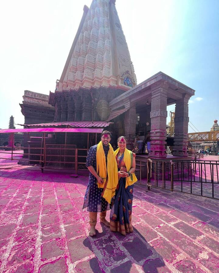 या दोघांनी शेअर केलेले दर्शनाचे फोटो सध्या व्हायरल होत आहेत.. या नव दाम्पत्याच्या भावी आयुष्यासाठी शुभेच्छा! (Photo:@suyashtlk/IG)