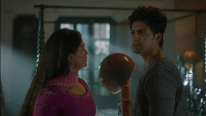 ধারাবাহিকের প্রোমোয় অবশ্য প্রেমের চিহ্নমাত্র দেখা যায়নি বিহান ও খুকুমণির মধ্যে। বরং বিহানের সেতার বাজানোর সময় খুকুমণি তার ঘরে ঢুকে পড়লে তাকে মারতে উদ্যত হয় বিহান!